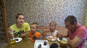 СЕМЕЙНЫЙ МУКБАНГ ПИРОЖНЫЕ | FAMILY MUKBANG CAKES #cakes #mukbang #пирожные #мукбанг #StepFamily