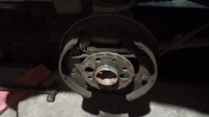 Шелест, шорох в заднем колесе на ВАЗ-2107. Как снять барабан. Процесс работы по устранению неполядк