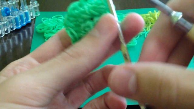 Колокольчик из резинок на станке Rainbow Loom смотреть онлайн