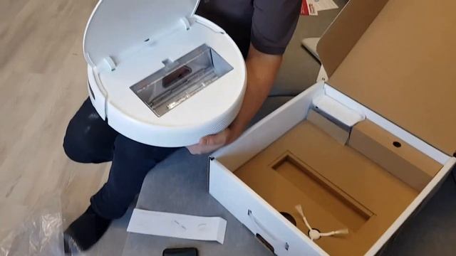 Распаковка - Робот-пылесос Xiaomi Mi Robot Vacuum-Mop / SKV4093GL смотреть онлайн
