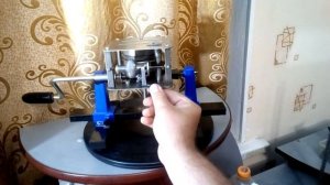 Работа механизма двигателя современного патефона (граммофона)