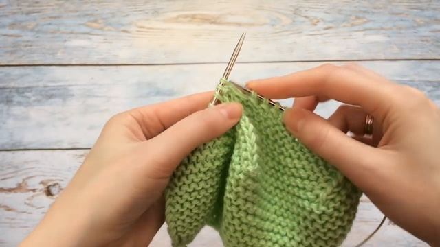 Детская шапочка спицами // Чепчик спицами смотреть онлайн