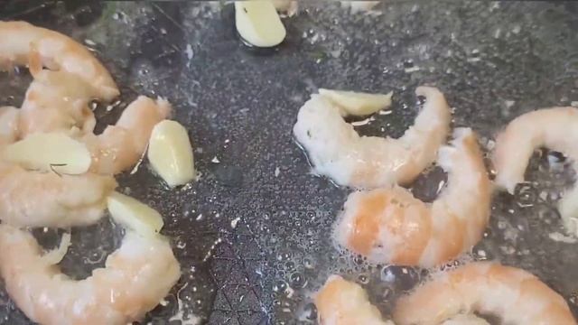 Паста с креветками в сливочном соусе, с сыром белой плесенью.#пастакреветки смотреть онлайн