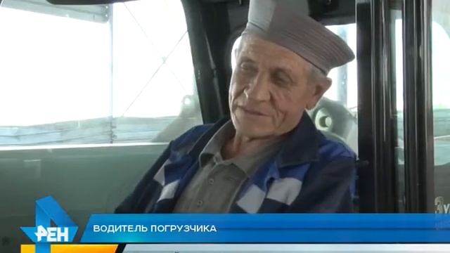 Новый универсальный погрузчик пополнил парк спецтехники комбикормового завода в Роговатом смотреть онлайн