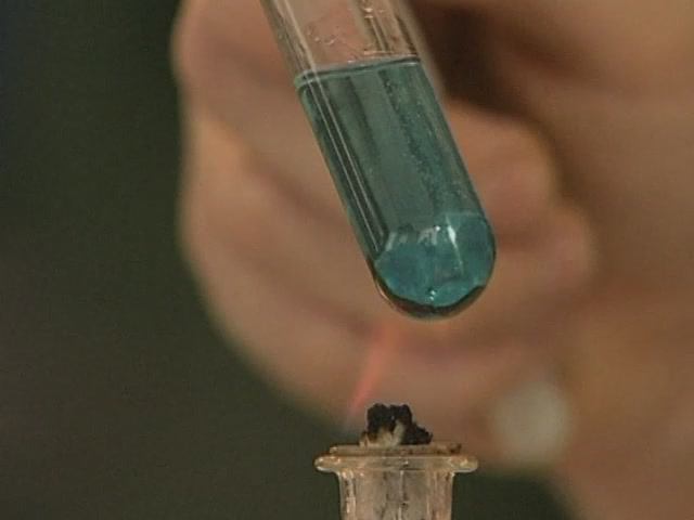 Химия. Опыты. Неорганика. Реакция обмена между оксидом меди и серной кислотой