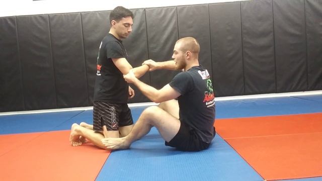 Four Ways to (No Gi) Scissor Sweep смотреть онлайн