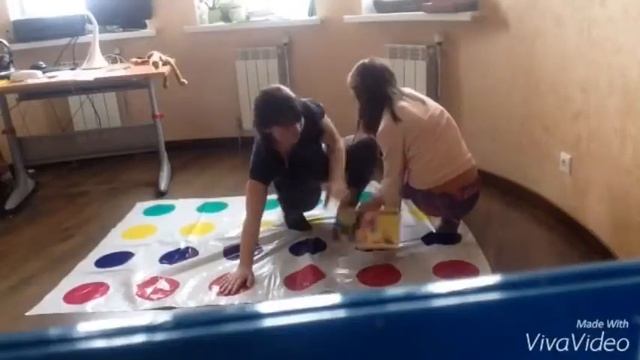 Играем в Твистер :D смотреть онлайн