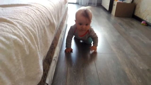 РЕБЁНОК 6 МЕСЯЦЕВ. Играем в прятки с Софией смотреть онлайн