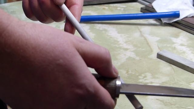 Правка ножа из порошка К390 на керамическом "мусате" смотреть онлайн