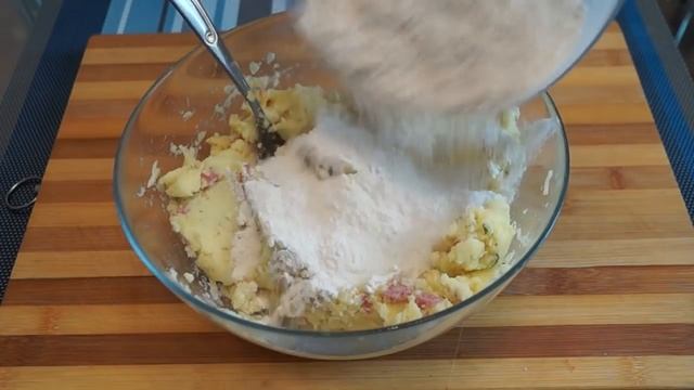 ПРОСТОЕ СЫТНОЕ БЛЮДО ИЗ КАРТОФЕЛЬНОГО ПЮРЕ С СЫРОМ И КОЛБАСОЙ смотреть онлайн