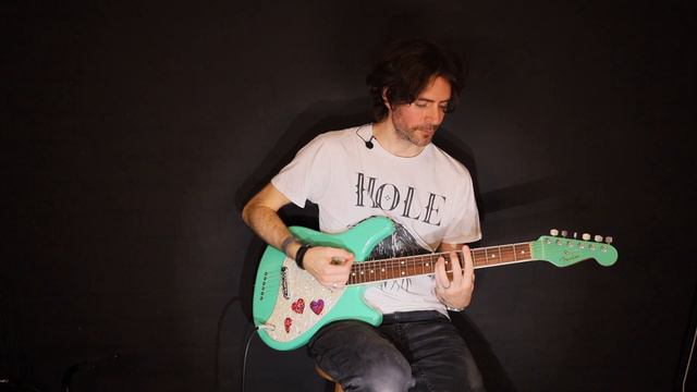 Courtney Love Venus Guitar Hole Celebrity Skin Cover смотреть онлайн
