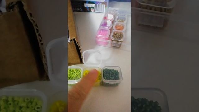 ПЛЕТЕМ ЦВЕТОЧЕК ИЗ БИСЕРА (МОЁ ПЕРВОЕ ВИДЕО)!!! ? смотреть онлайн