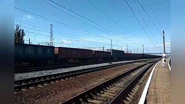 "Классика" Электровоз 2ЭЛ4-004 с грузовым поездом отправляется со станции Лиман смотреть онлайн