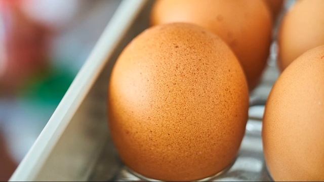 Сколько можно хранить яйца в холодильнике сырые смотреть онлайн
