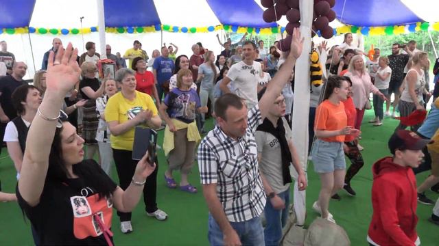 Папа ввёл меня в Землю Изобилия. смотреть онлайн