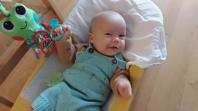 27.04.21 ? Утро. Малыш Джейми опять в шезлонге BabyBjorn ? смотреть онлайн