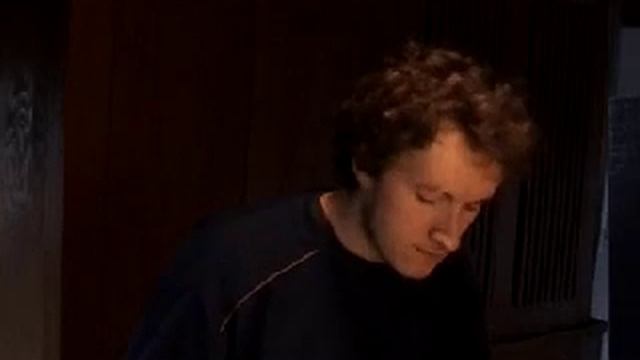 Arthur spielt Orgel. Артур играет на органе смотреть онлайн