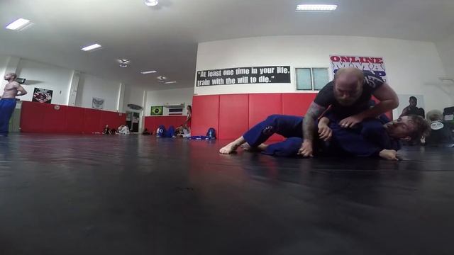 Проход баттерфляй гарда и атака из С-маунта смотреть онлайн