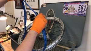 Разбортировка, бортировка и замена камеры на спицованном колесе мотоцикла своими руками