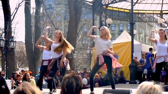 Одесса, первое апреля, девочки танцуют / Cute Girls bouncy dance, 1st April смотреть онлайн