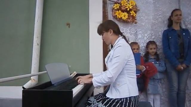 Дівчина грає мелодію . смотреть онлайн