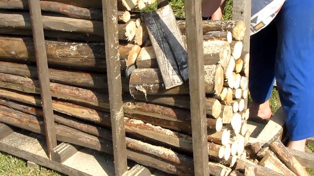 Как пилить бензопилой много дров. Легкий способ! смотреть онлайн