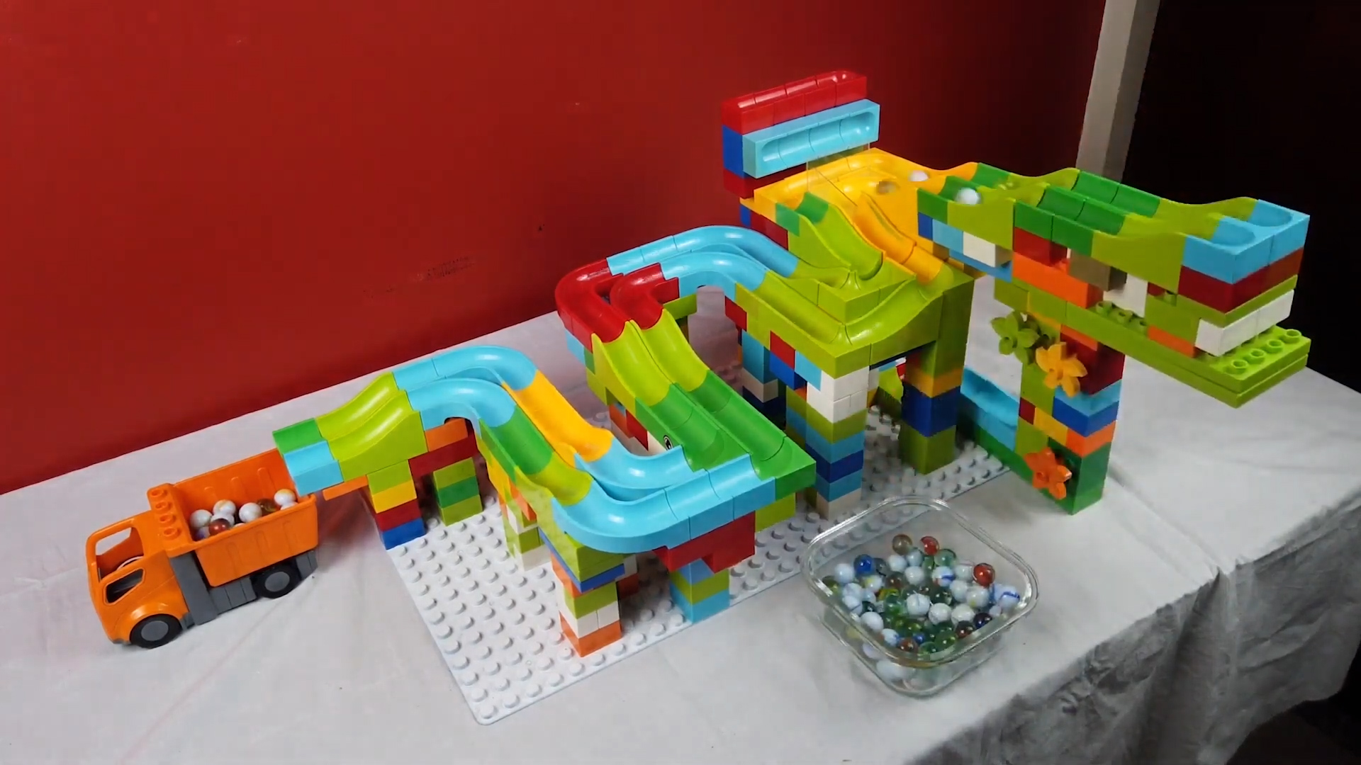 Шарики катятся с горки и падают в бассейн с водой. Горка для шариков