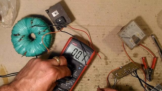 Для начинающих. Зарядное на тиристоре с необычной защитой и индикацией. смотреть онлайн