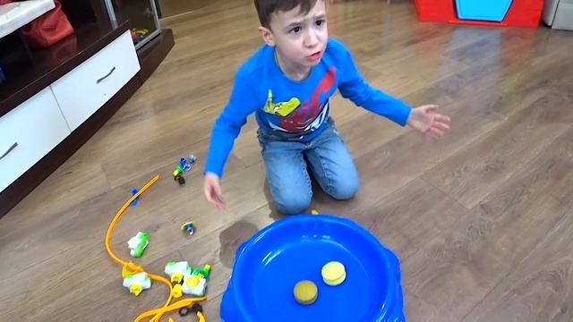 Папа ПОДСЕЛ На БЕЙБЛЭЙД! Сможет ли Даня ПОБЕДИТЬ новый Инфинити Надо? Для Детей Kids Children смотреть онлайн