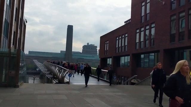 LONDON BABY! | London Vlog #1 - Tate Museum, Tower Bridge & The Queen? смотреть онлайн