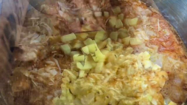 Борщ с говядиной, смальцем и зелёным луком смотреть онлайн