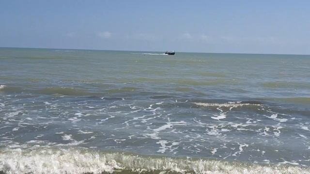 рыбаки вернулись в берег Каспийское море ? полная лодка с рыбой смотреть онлайн