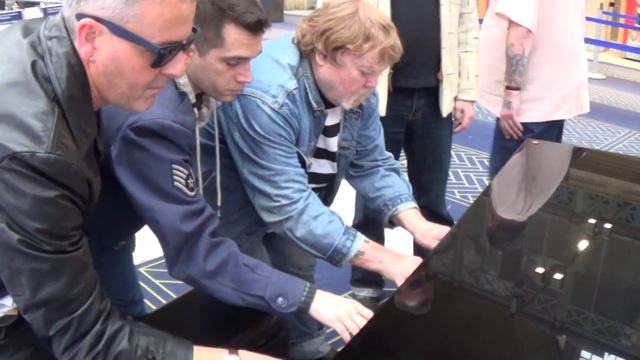 ИГРАЮТ ВПЯТЕРОМ НА ПИАНИНО ► Париж, Буги-Вуги На Пианино смотреть онлайн