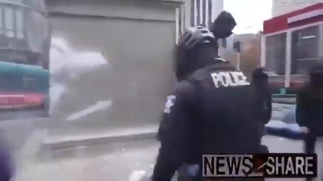 Полиция не дает BLM & Antifa сжечь флаг США. смотреть онлайн