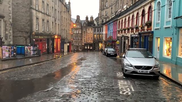Scotland Walks: Edinburgh. Walking Castlehill, Victoria street to Grassmarket on a rainy morning. смотреть онлайн