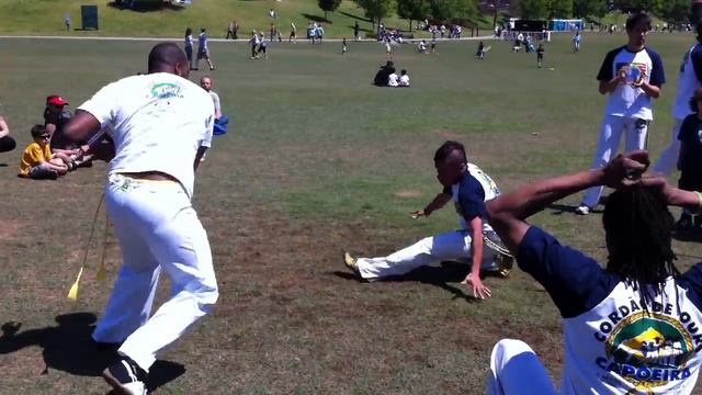 Capoeira Demo - cordao de ouro - Dogwood Festival 2011 смотреть онлайн