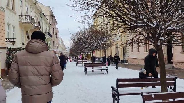 Новогодний снег в Черновцах. Всех с наступающим 2022! смотреть онлайн