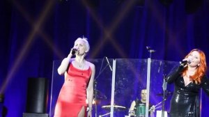 Ксана Сергиенко с Анастасией Спиридоновой «Tell Him» (Крокус Сити Холл 29.04.2015)
