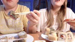 Кушаем роллы.