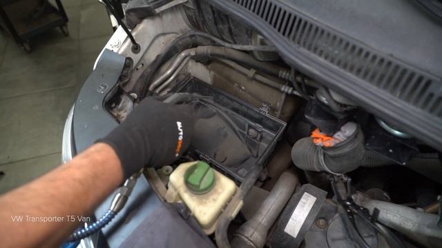 How to change air filter on VW T5 TRANSPORTER VAN [TUTORIAL AUTODOC] смотреть онлайн