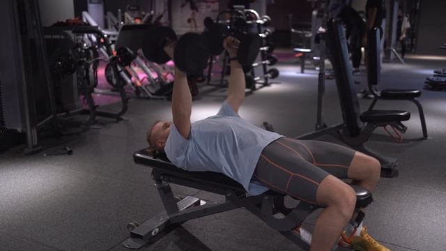 Parallel grip dumbbell bench press / Жим гантель лежа параллельным хватом смотреть онлайн