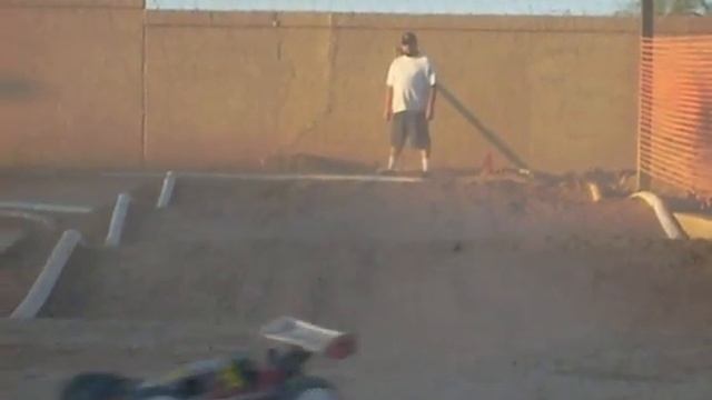 1/8 scale buggy action from the Arizona SC race at SRS смотреть онлайн