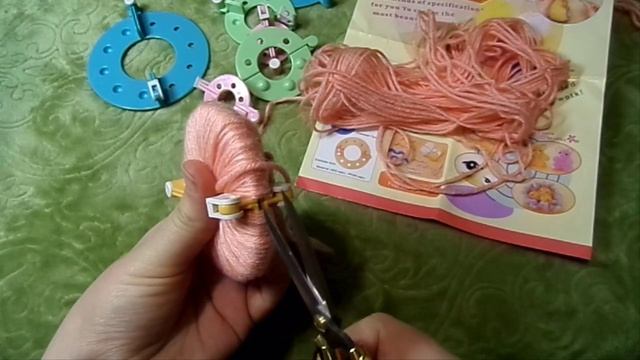 Как сделать помпон из ниток на специальном приспособлении для помпонов. смотреть онлайн