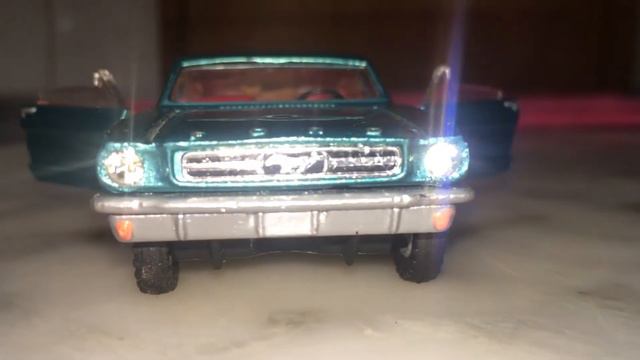 Ford mustang fabricante corgi Toys escala 1/43 año 1963 смотреть онлайн