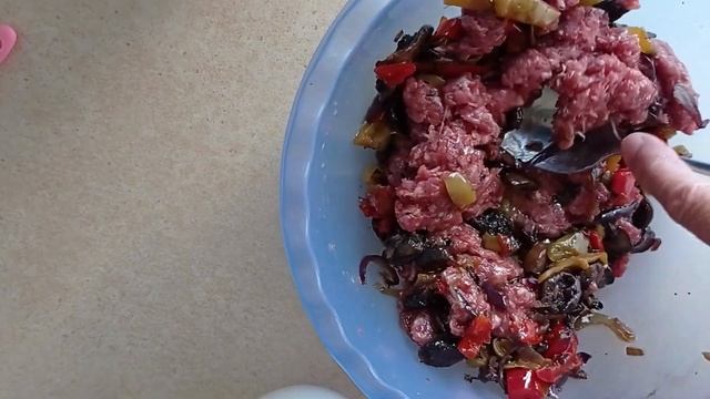 Запечённые кабачки с грибочками и мясом смотреть онлайн