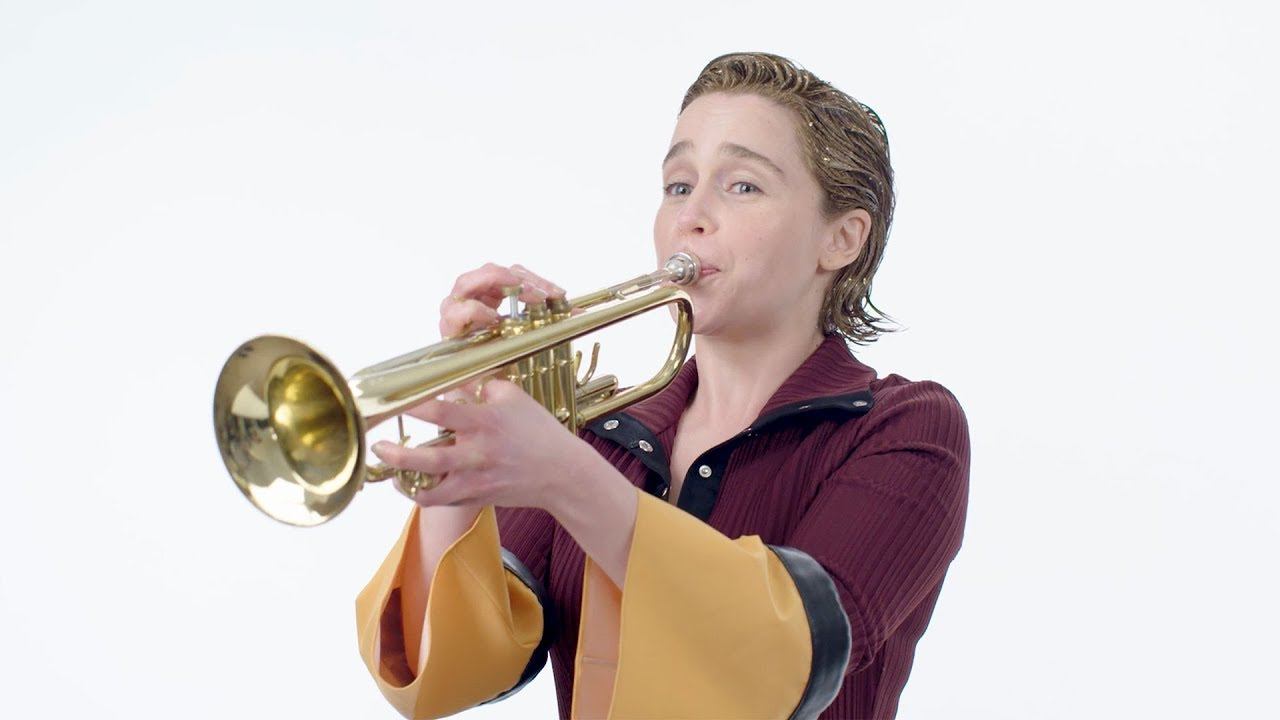 Эмилия Кларк делает то, чего никогда раньше не делала! смотреть онлайн