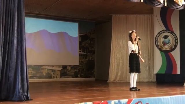 Исполнитель:Абакарова Надия?️.Стих:«Последний звонок?» смотреть онлайн
