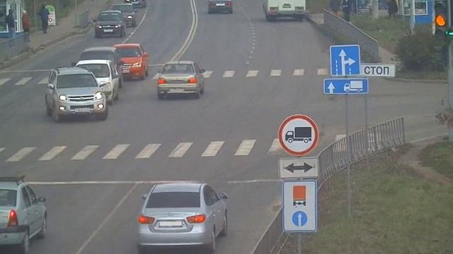 В России камеры ГИБДД начали штрафовать водителей за проезд на жёлтый сигнал светофора