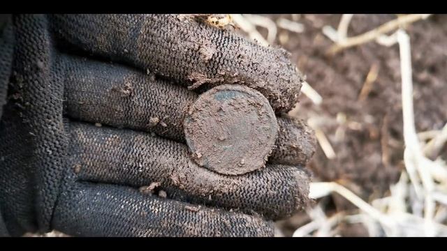 ОНИ СЫПАЛИСЬ ИЗ ПОД ЛОПАТЫ. ВОЕННЫЙ РЕДУТ УСЫПАН МОНЕТАМИ ВСЕХ ЦАРЕЙ? смотреть онлайн