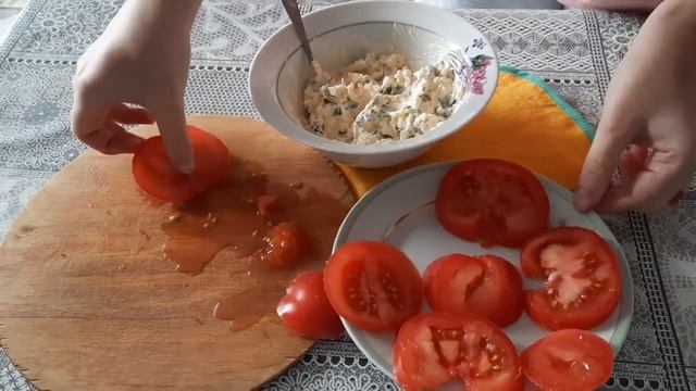 Закуска "Помидоры с сыром и чесноком", объедение. Еда, food)) смотреть онлайн